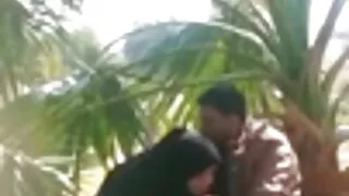 ரஷ்யன் மூன்று துளைகளில் கொடூரமாக புணர்கிறான். தமது