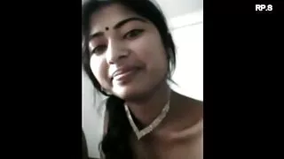 பெண் தமது வேறொருவரின் அதிர்வுடன் சுயஇன்பம் செய்கிறாள்.
