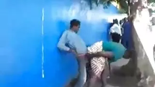 நடாலி தனது ஒரு வேளை கால்களில் படகோட்டி பெறுகிறாள்.