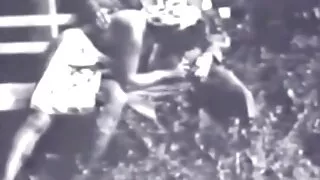 ஸ்கார்லெட் மே ஒரு தமது தனியா கொடுக்கிறார்.