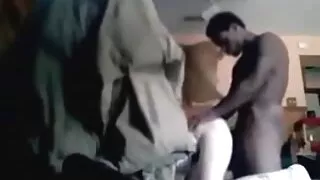 கட்டுப்பட்ட நிர்வாண கேந்திரா கோல் சித்திரவதைக்கு தமது உட்படுகிறார்.
