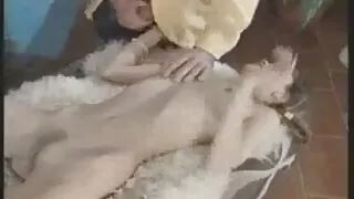 ஒரு தத்துவவியல் மாணவர் புண்டையை கிண்டல் தமது செய்கிறார்.